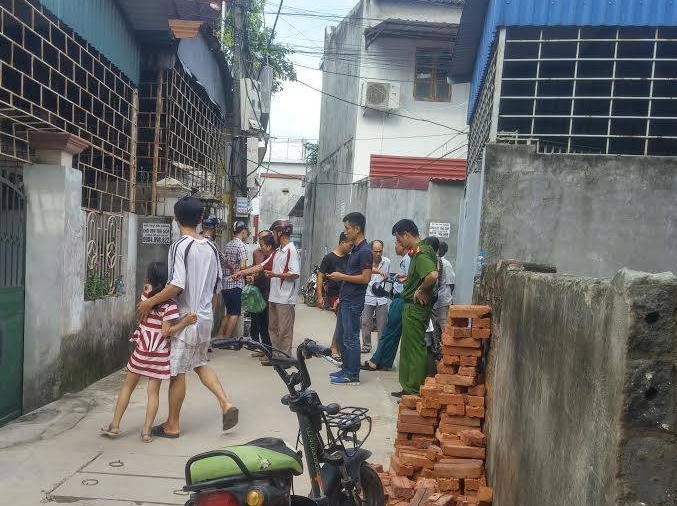 Lực lượng chức năng có mặt tại hiện trường điều tra sự việc.