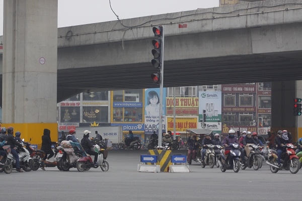 Các cột đèn giao thông đứng giữa đường làm khó khăn cho các phương tiện đi lại,