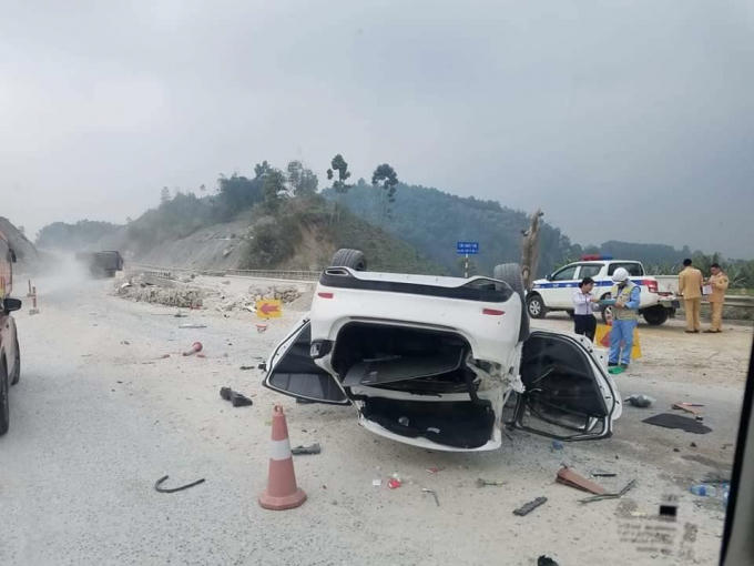 Sau vụ tai nạn, chiếc xe bị lật và hư hỏng toàn bộ.