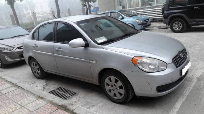 Chiếc ô tô cũ Hyundai Verna 2008 được khá nhiều người yêu thích. Ảnh: Banxehoi