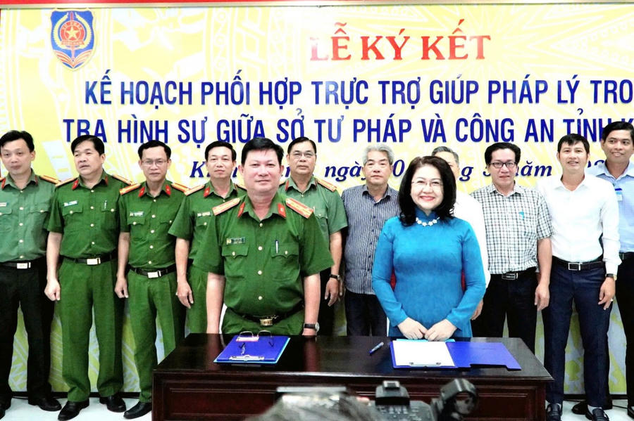 Bà Lư Thị Trang Đài - Phó Giám đốc Sở Tư pháp Kiên Giang (trước sáp nhập) và Công an tỉnh Kiên Giang (trước sáp nhập) ký kết kế hoạch phối hợp trực trợ giúp pháp lý trong điều tra hình sự