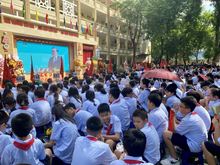 Thầy và trò nhà trường đã kết nối chương trình truyền hình trực tiếp về Lễ Khai giảng của Bộ Giáo dục và Đào tạo.