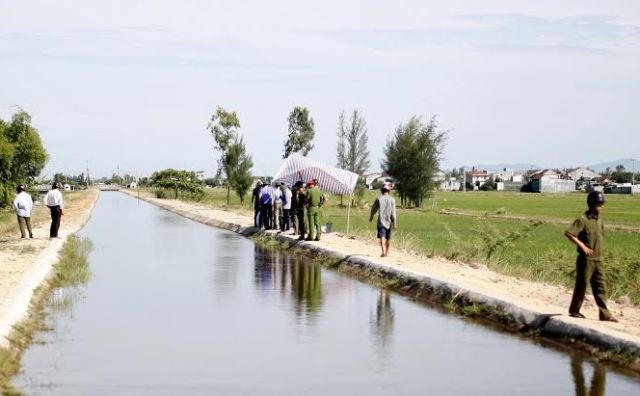 Hiện trường phát hiện xác chết nam thanh niên bị mắc kẹt dưới cống, nghi bị giết.
