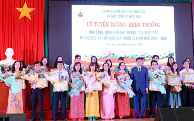 Đắk Lắk: Nhiều giáo viên và học sinh có thành tích xuất sắc được tuyên dương