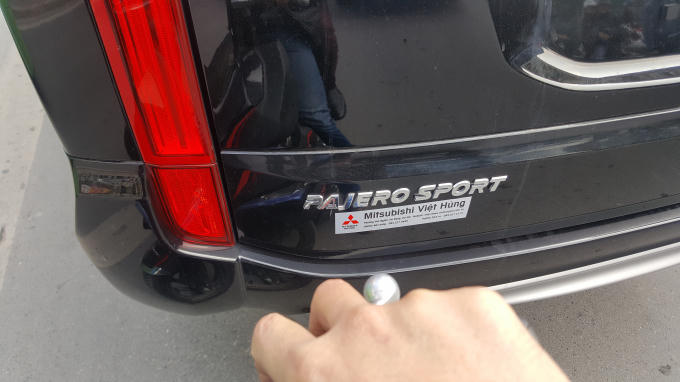 Khi những chiếc xe trên dừng đèn đỏ, phóng viên đã ghi nhận được dòng xe này là Pajero Sport (Mitsubishi) và thông tin Mitsubishi Việt Hùng, phường Yên Nghĩa, Hà Đông, Hà Nội.