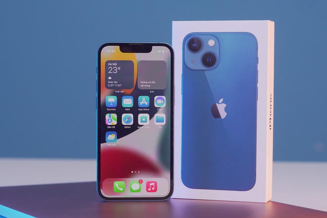 iPhone 13 Mini sở hữu màn hình Super Retina XDR OLED, kích thước 5,4 inch cùng độ phân giải 1.080 x 2.340 pixel. Khá đáng tiếc khi màn hình này vẫn chỉ có tần số quét 60 Hz tương tự phiên bản tiền nhiệm, thay vì 120 Hz như những chiếc iPhone 13 Pro.