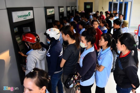 Trước Tết, nhiều máy ATM tại các điểm ngoại thành cũng lâm vào tình trạng quá tải. Ảnh: Nguyễn Quang.