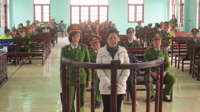 Bị cáo Lương Thị Thảo đứng trước vành móng ngựa.