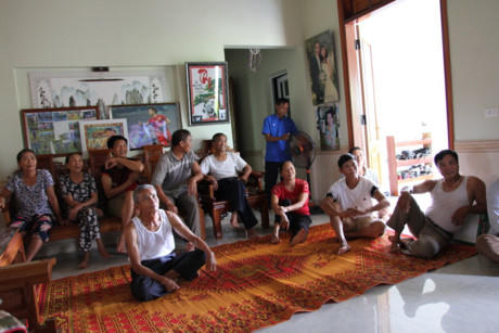 Bố mẹ của Công Phương cùng hàng xóm theo dõi trực tiếp trận đấu qua tivi để cổ động tinh thần cho con.