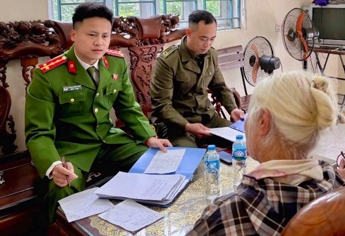 Cán bộ Công an xã Suối Hai giải thích với bà P. (Ảnh: Công an Hà Nội).