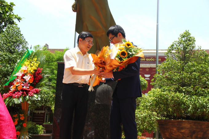 Thầy giáo Phạm Văn Hùng - Giám đóc Sở GD&DT tỉnh Thừa Thiên Huế tặng hoa chúc mừng cho em Trương Đông Hưng.