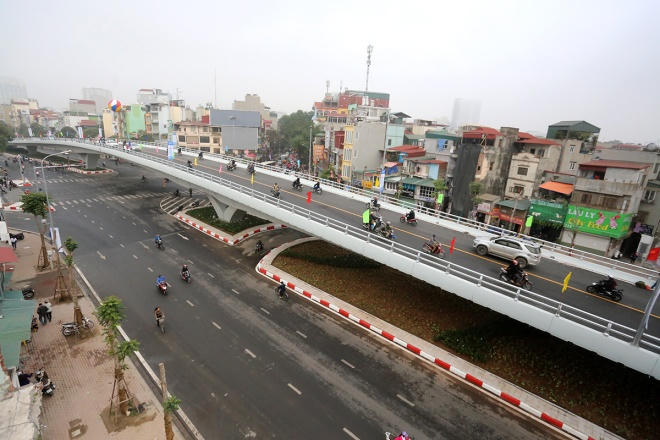 Đầu năm 2012, để giải quyết bài toán ùn tắc giao thông tại các nút giao trọng điểm, Hà Nội quyết định đầu tư và xây dựng thí điểm hàng loạt cầu vượt nhẹ bằng thép. Trong năm 2016, thành phố khánh thành thêm 2 cầu vượt nhẹ, nâng tổng số cầu loại này ở nội đô lên 8, với tổng kinh phí trên 2.000 tỷ đồng.  Gần đây nhất ngày 26/12, cầu vượt nút giao Ô Đông Mác - Nguyễn Khoái (Hà Nội) với tổng mức đầu tư 166 tỷ đồng được khánh thành sau 7 tháng xây dựng. Cầu dài 232 m, rộng 12 m, được chia làm 2 làn xe.