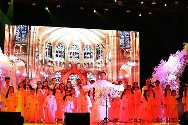 Kh&ocirc;ng chỉ mang kh&ocirc;ng kh&iacute; Noel 2015 v&agrave;o trong căn biệt thự m&igrave;nh ở, Mr. Đ&agrave;m c&ograve;n đầu tư l&agrave;m MV Li&ecirc;n kh&uacute;c th&aacute;nh ca với sự hỗ trợ của 40 em nhỏ trong m&agrave;u &aacute;o trắng thi&ecirc;n thần để gửi đến kh&aacute;n giả những ca kh&uacute;c cho m&ugrave;a Noel năm nay.