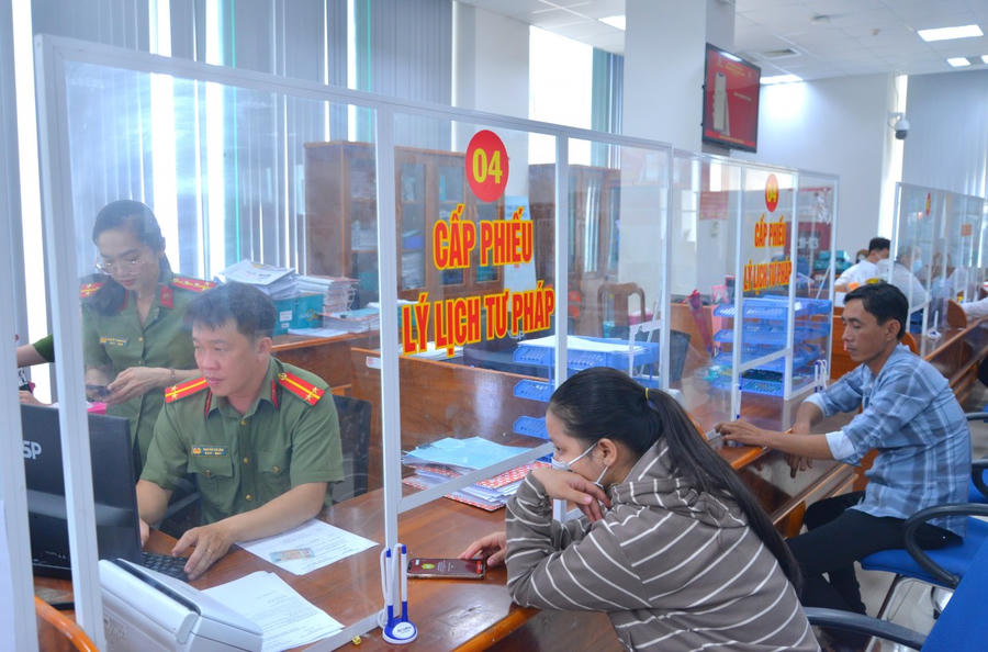 Công an Cà Mau đã tiếp nhận, giải quyết hơn 8.000 yêu cầu cấp Phiếu lý lịch tư pháp qua VNeID và Cổng Dịch vụ công quốc gia.