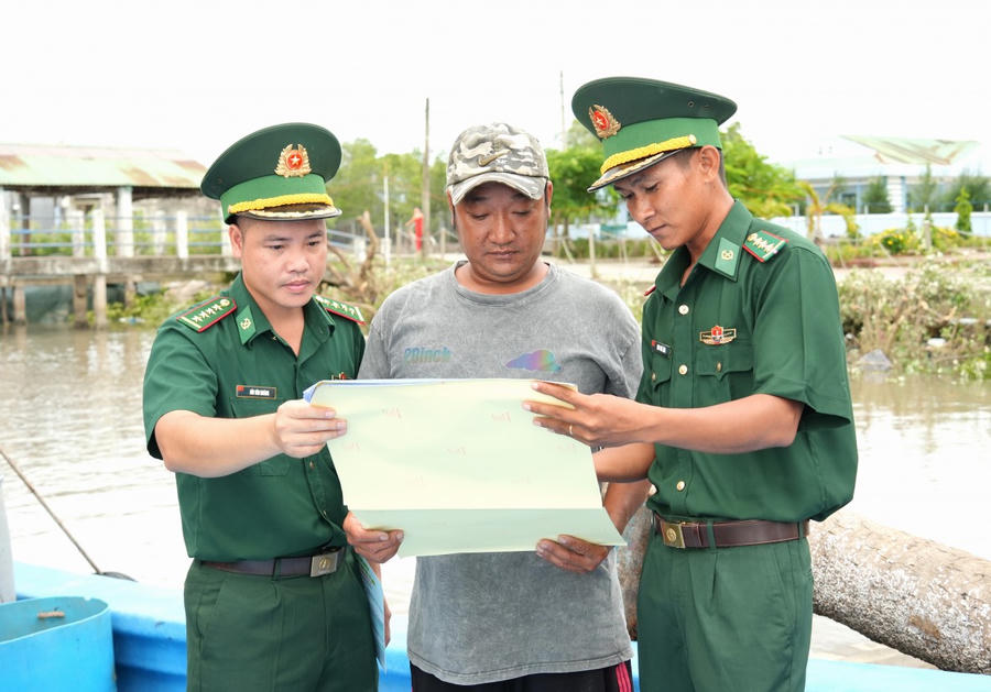 Các Trạm kiểm soát Biên phòng phát tờ rơi, tuyên truyền ngư dân chấp hành nghiêm quy định trong hoạt động khai thác hải sản.