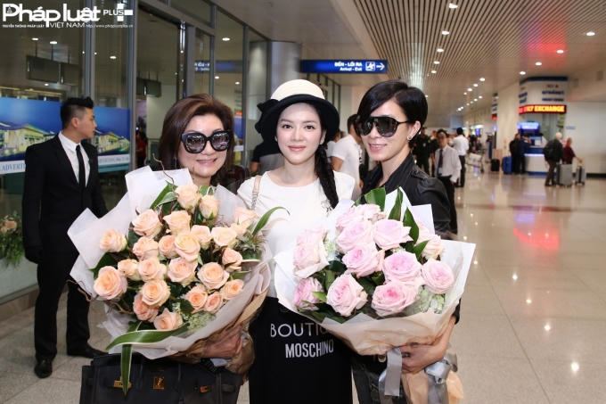 Lý Nhã Kỳ tặng hoa cho Hoa hậu TVB Xa Thi Mạn (phải) và bà trùm làng giải trí Hồng Kông Lạc Gia Linh (trái) (Ảnh: Đại Ngô)