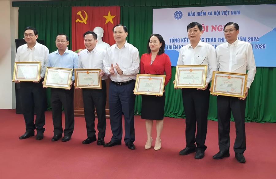 Tổng Giám đốc BHXH Việt Nam tặng Bằng Khen cho ông Trịnh Trung Kiên - Giám đốc BHXH tỉnh Cà Mau (thứ 2 từ trái sang), có thành tích xuất sắc trong phong trào thi đua năm 2024.
