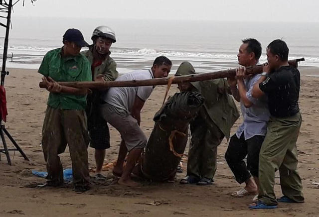 Biển hôm nay đã vắng bóng du khách, chỉ còn những người dân hối hả chống bão.