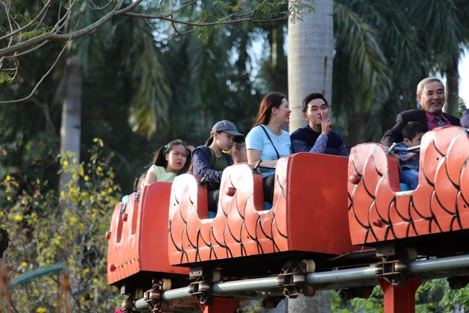 Không chỉ trẻ em, nhiều người lớn cũng mua vé tham gia các trò chơi.