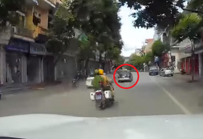 Hình ảnh xe taxi bị truy đuổi. Ảnh: Cắt từ clip