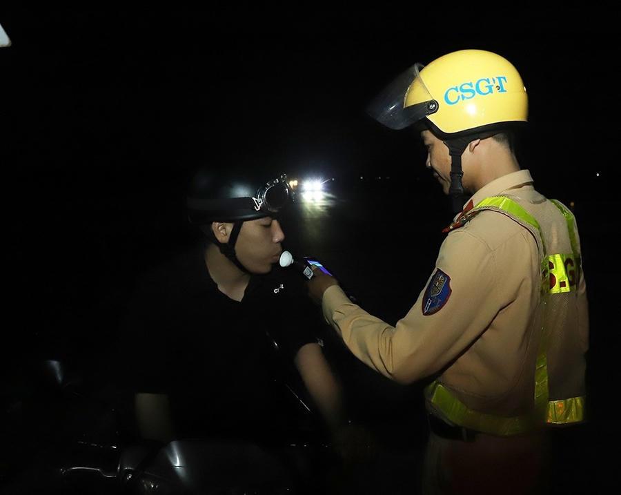 Vẫn còn người dân vi phạm nồng độ cồn khi lái xe.