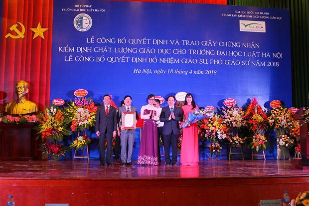 Lãnh đạo Trường Đại học Luật Hà Nội nhận Giấy chứng nhận kiểm định chất lượng giáo dục.&nbsp;