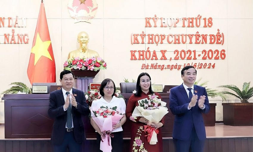 Bà Nguyễn Thị Anh Thi (áo đỏ) được bổ nhiệm chức vụ Phó Chủ tịch UBND thành phố Đà Nẵng nhiệm kỳ 2021-2026. (Ảnh: nguoiduatin.vn).