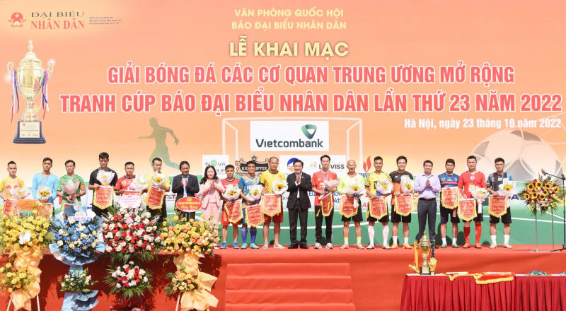ổng Thư ký Quốc hội, Chủ nhiệm Văn phòng Quốc hội Bùi Văn Cường; Thứ trưởng Bộ Văn hóa, Thể thao và Du lịch Hoàng Đạo Cương; Phó Chủ nhiệm Văn phòng Quốc hội, Trợ lý Chủ tịch Quốc hội Phạm Thái Hà; Tổng Biên tập Báo Đại biểu Nhân dân Phạm Thị Thanh Huyền trao hoa và cờ lưu niệm tặng đại diện 16 đội bóng tham dự Giải.