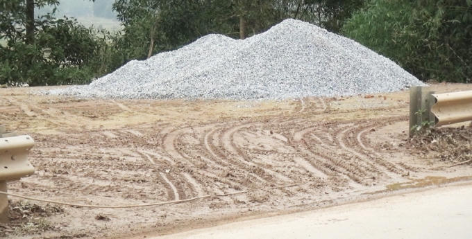 Những đoạn hàng rào chắn trên đường Hồ Chí Minh bị tháo dỡ để thuận tiện tập kết cát và vật liệu xây dựng.