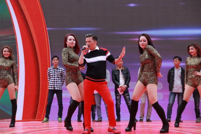 Đàm Vĩnh Hưng bên dàn vũ công trẻ trung, quyến rũ.