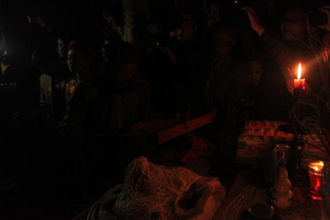 Đúng giờ, đèn được tắt, đồng thời vang lên khẩu lệnh của cụ chủ lễ “Linh tinh tình phộc”. Sau khẩu lệnh, đôi nam nữ “phộc” sinh thực khí bằng gỗ vào nhau 3 lần. Mọi người nín thở nghe tiếng Nõ đâm vào Nường xem có đủ 3 tiếng kêu không. Theo quan niệm của người dân, nếu cả ba lần Nõ đâm trúng Nường thì năm đó thời tiết thuận hòa, mùa màng bội thu…