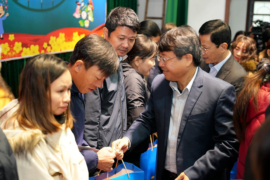 Quan tâm, chăm lo đời sống người lao động.