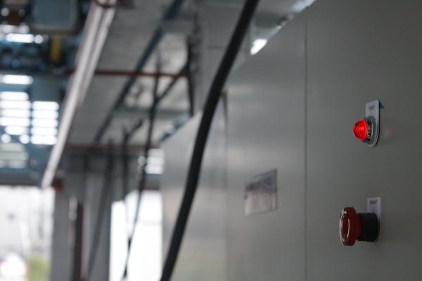 Với trường hợp mất điện đột ngột, trước khi phát cảnh báo, hệ thống có nguồn điện dự phòng đủ để vận hành cho lượt xe đang nâng, hạ diễn ra an toàn. Ảnh: Như Trường.