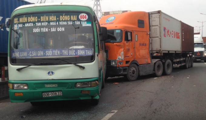 Xe container húc mạng vào xe buýt khiến nhiều hành khách hoảng loạn.