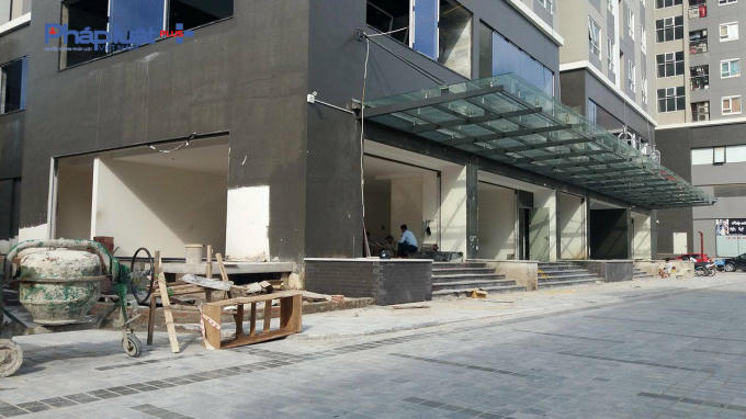 Bên ngoài công trình vẫn đang được tiếp tục thi công
