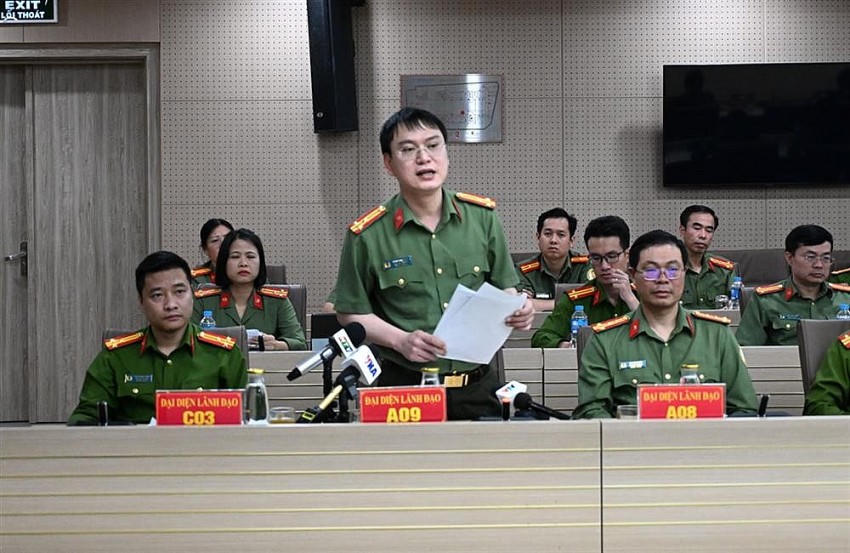 Thượng tá Trần Văn Hùng, Phó Cục trưởng Cục An ninh điều tra trao đổi tại Họp báo.