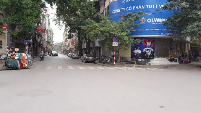 Phố Hàng Cháo thường ngày rất đông đúc người mua - bán... nhưng nay thì lặng lẽ.