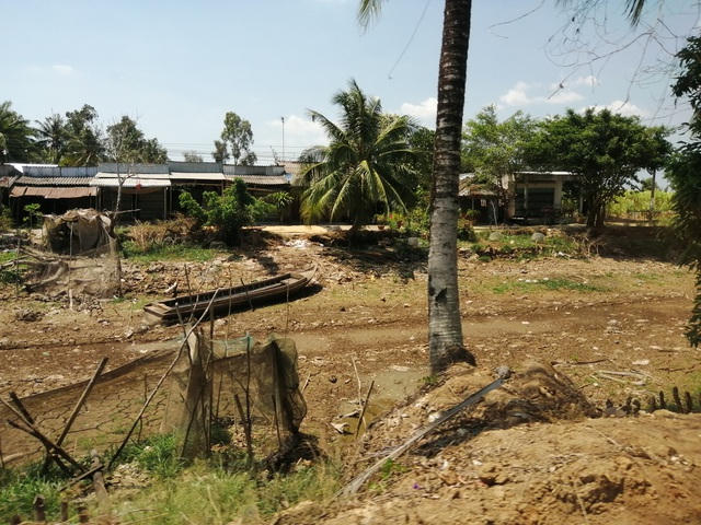 Xuồng, ghe mắc cạn, khiến những phương tiện này trở nên vô dụng trong việc đi lại của người dân. Xưa nay, dân vùng sông nước rất quý trọng phương tiện này vì đây có thể là