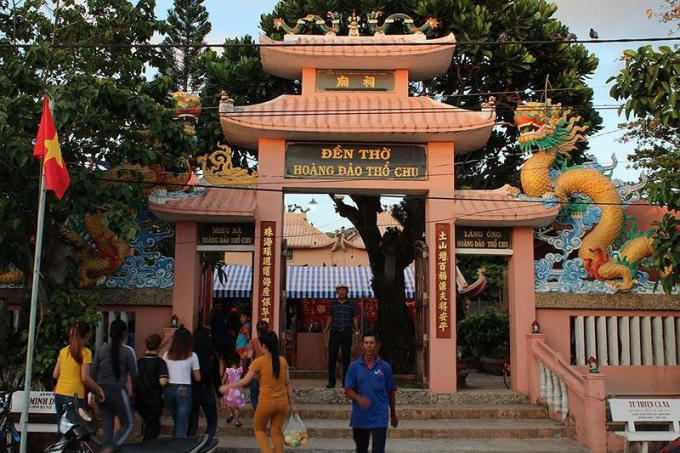 Người dân tấp nập đến cúng tại Đền thờ Hoàng đảo Thổ Chu