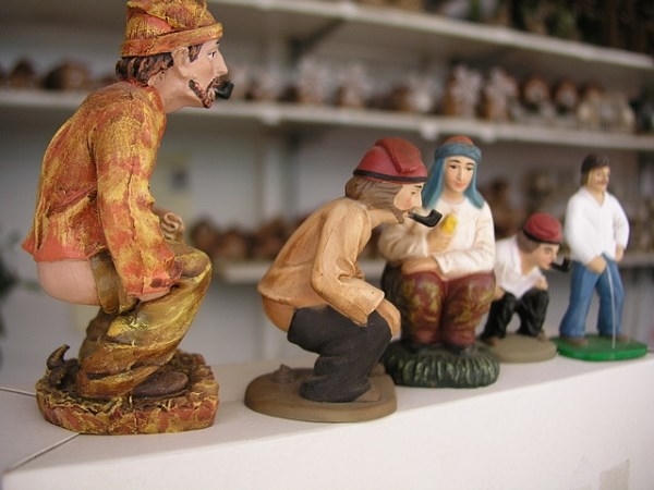 Người Catanolia ở Tây Ban Nha tin rằng trưng tượng người đàn ông đại tiện sẽ đem lại thịnh vượng cho năm mới.