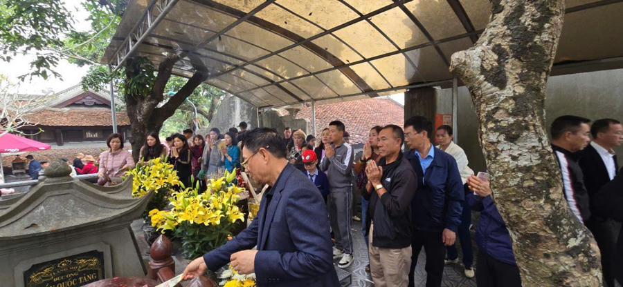 Người dân thành kính thăp hương ngoài mộ Đức Ông Trần Quốc Tảng.