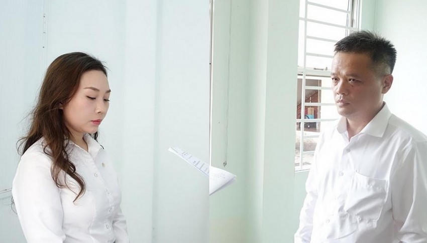 Cơ quan Cảnh sát điều tra Công an tỉnh An Giang tống đạt các Quyết định khởi tố bị can và Lệnh cấm đi khỏi nơi cư trú đối với Võ Đan Vân và Nguyễn Tấn Triều. Ảnh: BCA