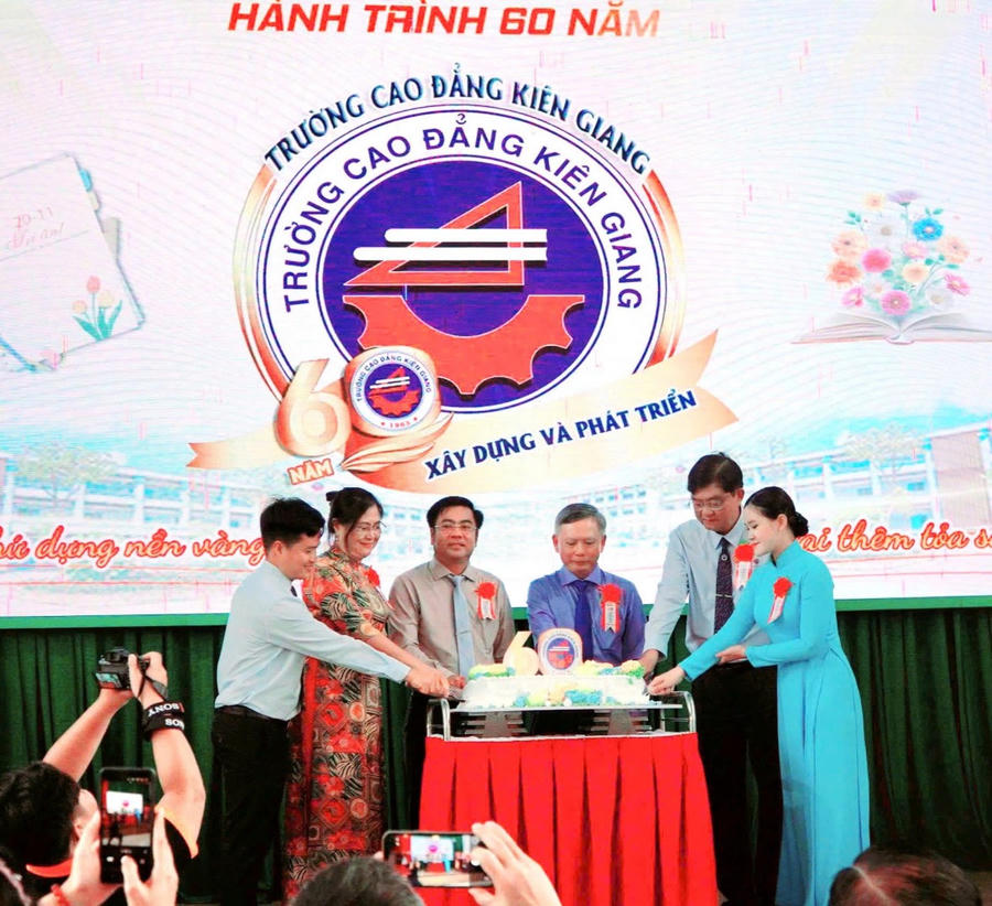 Trường Cao đẳng Kiên Giang (tỉnh An Giang) đã long trọng tổ chức Lễ kỷ niệm 60 năm thành lập trường (1965-2025) và 43 năm Ngày Nhà giáo Việt Nam.