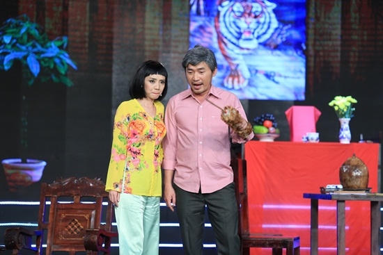 Thu Trang và Tiến Luật trong tiểu phẩm Hổ phụ dạy hổ tử.