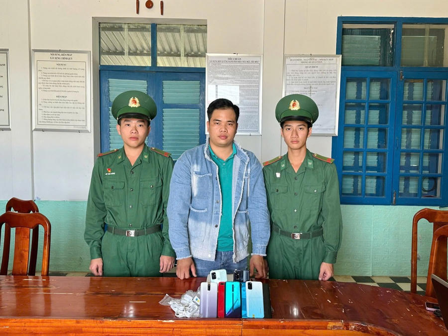 Bùi Minh Tuấn làm việc tại Đồn Biên phòng Khánh Tiến (BĐBP Cà Mau).