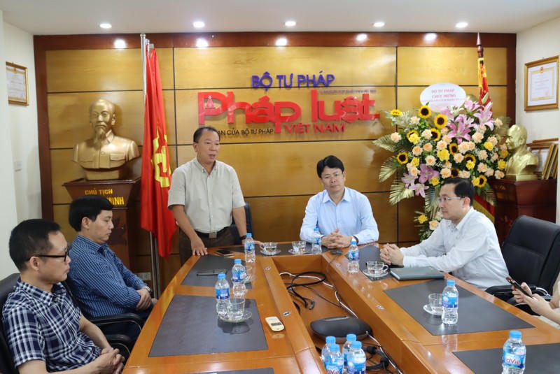 L&atilde;nh đạo Bộ Tư ph&aacute;p ch&uacute;c mừng B&aacute;o Ph&aacute;p luật Việt Nam ảnh 1