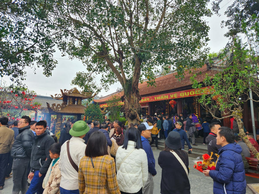 Cũng bởi nổi tiếng vì linh thiêng, ngay dịp rằm Tháng Giêng, rất đông du khách thập phương, nhất là giới trẻ đã tìm về đền Bảo Hà để dâng lễ xin lộc.