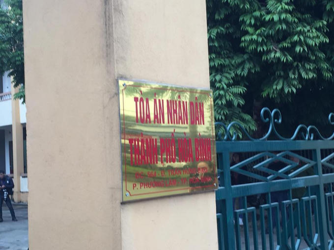 TAND TP Hòa Bình mở phiên tòa xét xử bị cáo Hoàng Công Lương (bác sĩ BVĐK tỉnh Hòa Bình) cùng 6 bị cáo khác trong vụ án