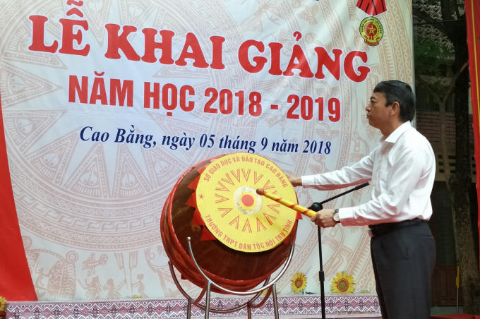 Chủ tịch UBND tỉnh Hoàng Xuân Ánh đánh trống khai giảng năm học mới tại Trường THPT Dân tộc nội trú tỉnh.