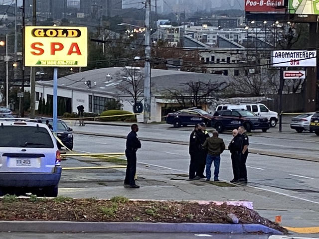 Cảnh sát có mặt tại hiện trường vụ xả súng ở Gold Massage Spa và Aroma Therapy Spa ngày 16/3 (Ảnh: Twitter)